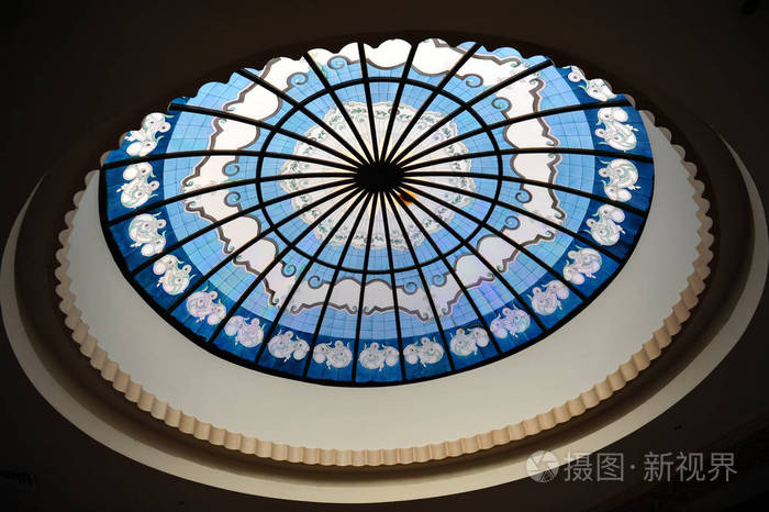 一个美丽精致的彩色玻璃圆窗在天花板上