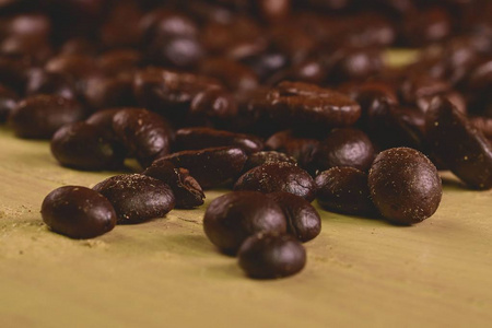 咖啡豆的白色背景。特写。宏图像