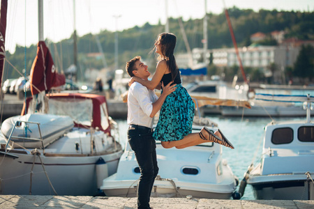 把一个女人抛在空中.从幸福中跳出来.女友被她男朋友抱着.照片