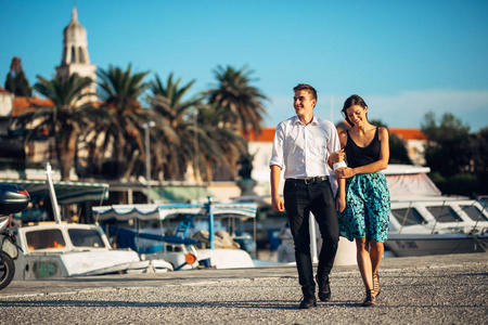 浪漫的周末在海滨度假.日落时放松散步照片