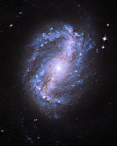 螺旋星系空间背景。Ngc 6217