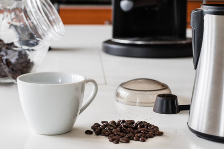 早上在厨房里喝咖啡。咖啡磨床和咖啡壶