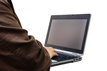 密切注意商人使用他的笔记本电脑户外隔离在白色背景上