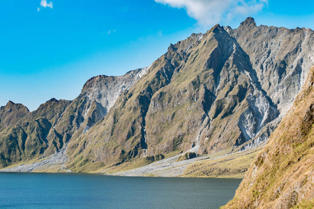 美丽的风景在皮纳图博山火山口湖