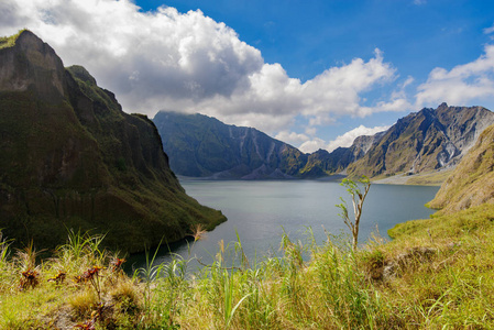 美丽的风景在皮纳图博山火山口湖