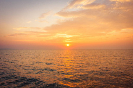 海滩和海边的美丽日落