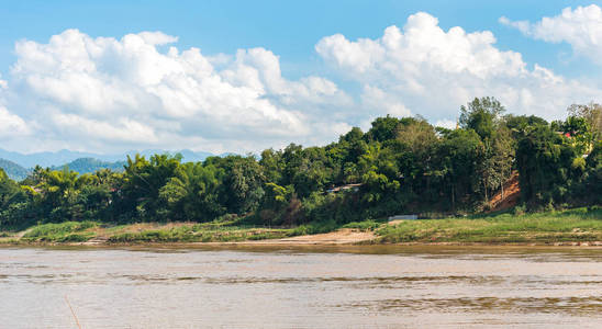 景色的河流南汗, 琅勃拉邦, 老挝。复制文本空间