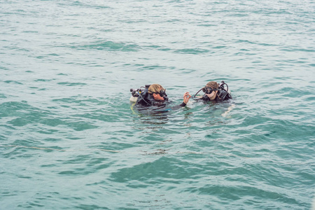 潜水员在水面上准备潜水