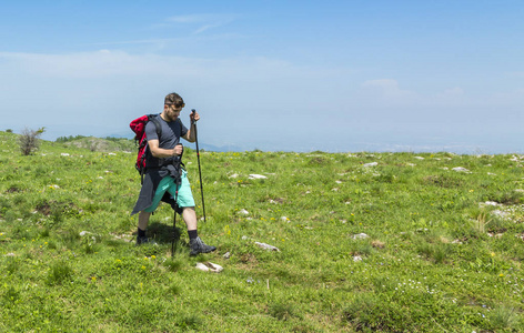 男人绿色山中徒步旅行