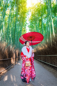 竹林。日本京都的竹林中身穿日本传统和服的亚洲女子