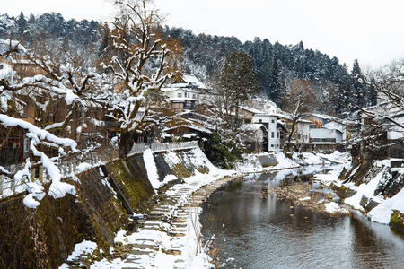 宫川河覆盖着雪和老式建筑，从高山红桥看，从北桥附近的日本风格的房子，沿边看。