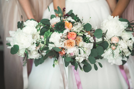 新娘紧握着大和鲜花的美丽婚礼花束