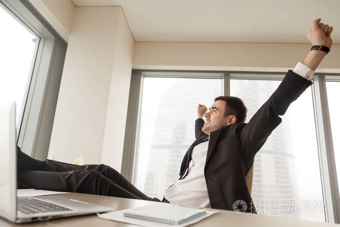 企业家在工作日短暂休息