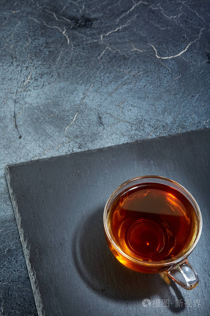 一杯红茶在深灰色的大理石背景上垂直早餐背景