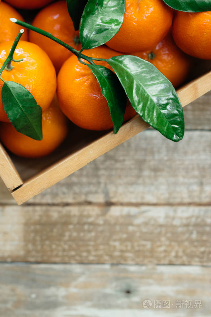 桔子, clementines, 柑橘类水果, 绿色的叶子在木盒上, 在轻木背景与