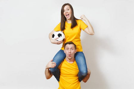 灵感的年轻情侣, 女人坐在男人的肩膀上, 球迷们用足球欢呼最喜欢的足球队表现指手划脚双手隔绝在白色背景上。家庭休闲, 生活方式概