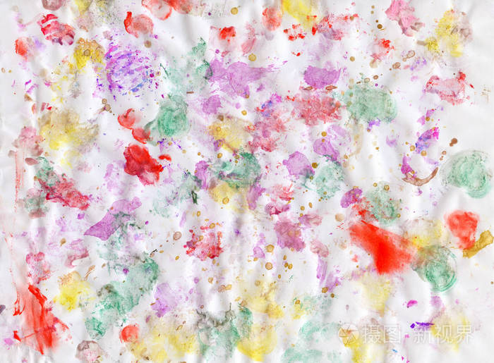 五颜六色的颜料和混合在一起的白纸不同颜色的油漆在白色表面上的飞溅