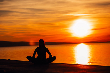 享受平静,抗压力治疗,正念冥想.积极的能量.查照片