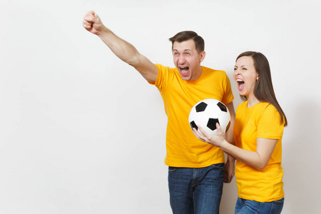 有趣的疯狂欢快的情绪年轻夫妇, 女人, 男人, 足球球迷在黄色制服振作起来支持队与足球孤立的白色背景。体育, 家庭休闲, 生活方