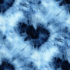 白色丝绸上靛蓝颜色的无缝扎染图案.手工绘画织物-结节蜡染.