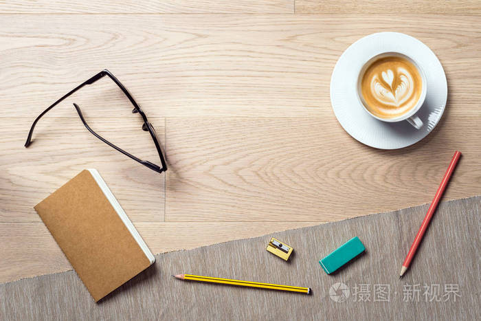 笔记本和咖啡作为平躺和模板从上面