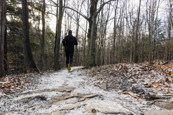 在雪地里奔跑的男人足迹
