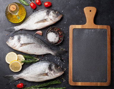 生多拉多鱼与香料烹饪在切割板上。 顶部视图与您的文本空间