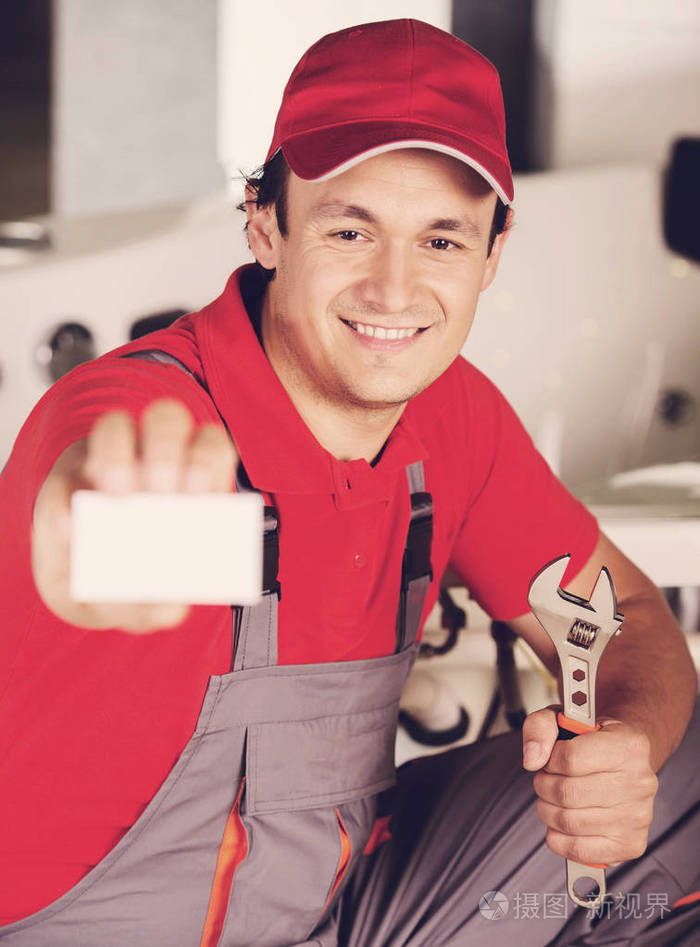 水管工修理水管.男性专业水管工修理