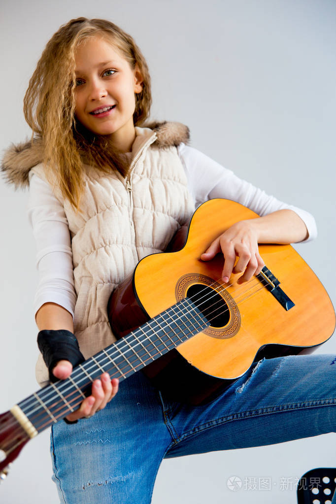 女孩弹吉他
