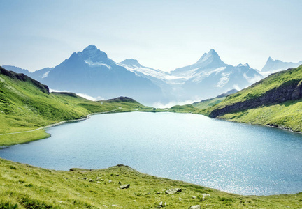 Schreckhorn 和 Wetterhorn 从 Bachalpsee 湖, Bernese 举世闻名