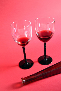 两杯红酒和棕色瓶子, 垂直 orientati