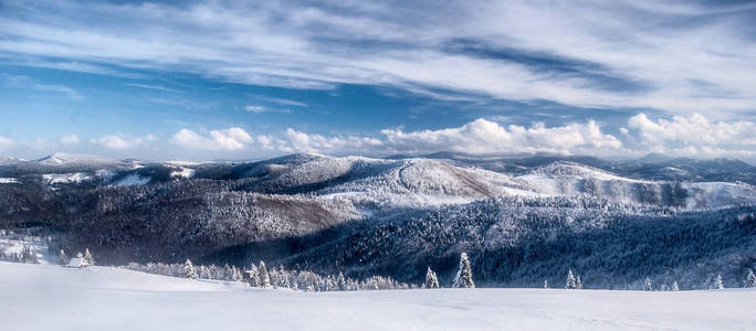 冬 Beskids 山全景, 雪, 山, 蓝天白云