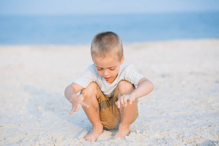 快乐的小男孩在海滩上玩。 热带度假。