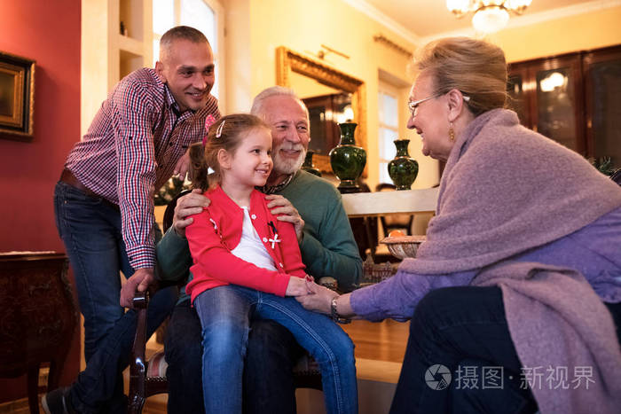 父亲和女儿看望祖父母和他们一起玩