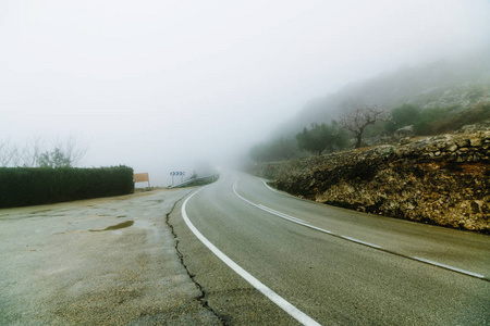 伊比利亚半岛山脉浓雾中道路的神秘景观
