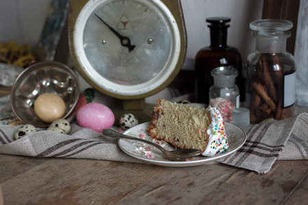乡村宁静的生活，老式的鳞片复活节鸡蛋和面包在旧木桌上的亚麻布上