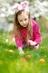 小女孩狩猎复活节彩蛋