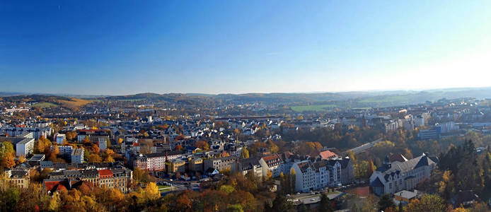 Plauen 城市与美好的农村在 Germyna 在美好的秋天天以晴朗的天空