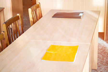 教室里的空桌子照片