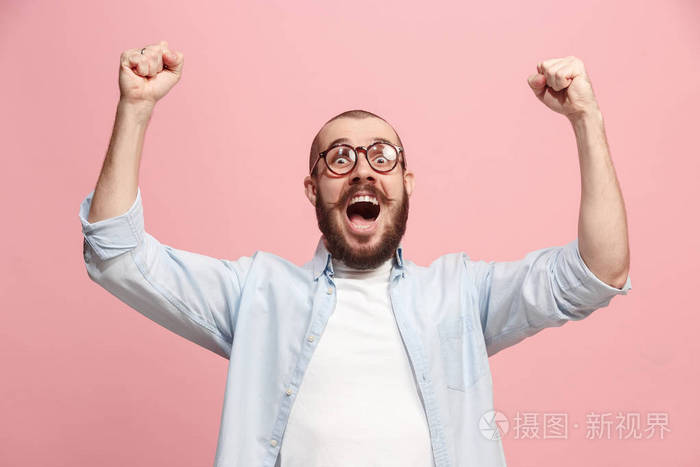 赢得成功的人快乐欣喜若狂庆祝成为赢家.男性模型的动态能量图像
