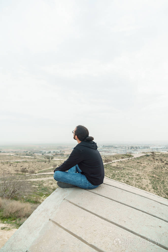 男游客欣赏风景照片-正版商用图片11epqq-摄图新视界