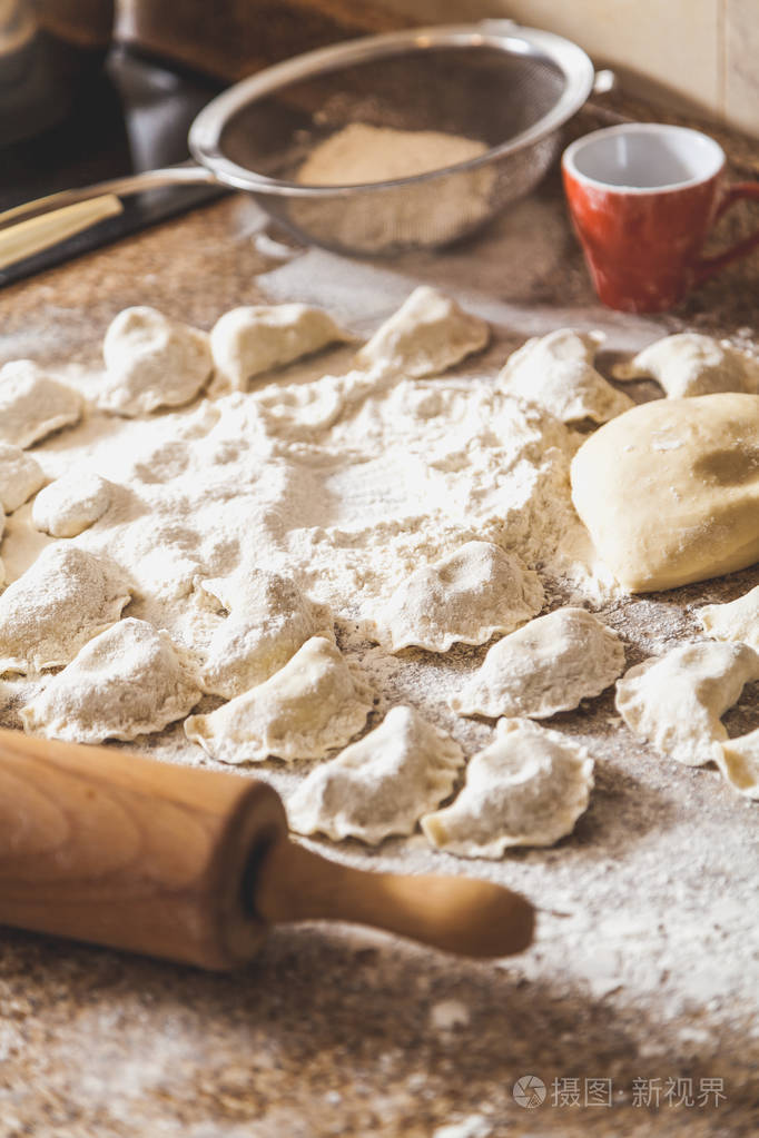 少量生饺子躺在桌上