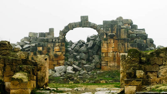 在阿帕在雾，部分被毁的伊希斯，巨大柱廊