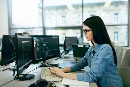 办公室计算机工作和编程的年轻妇女