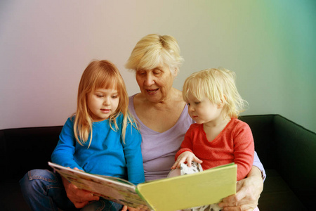 快乐的高级祖母阅读孙子读物图片