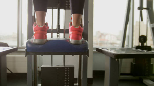 脚在年轻女子运动鞋健身模型有训练在健身房训练为身体