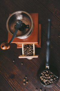 在铜桶和咖啡机里烤咖啡豆图片