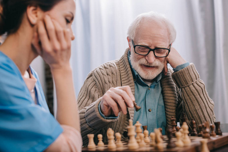 喜欢下棋的老人