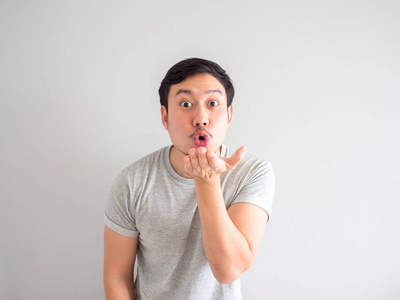 男人用嘴巴呼吸和吹气感到快乐照片