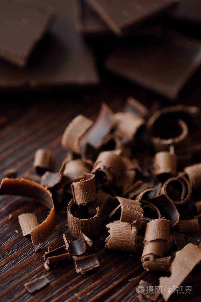 棕色背景下美味的黑巧克力